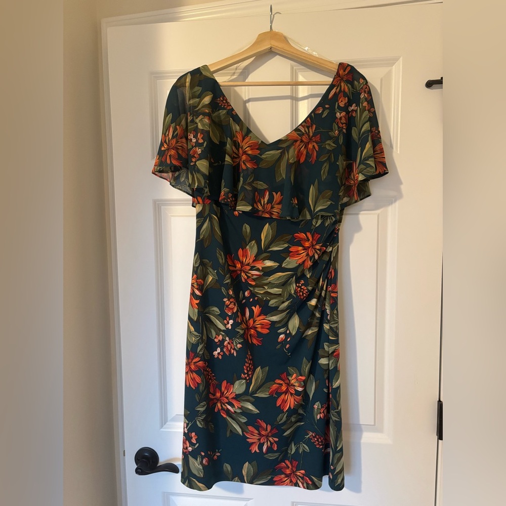 Dark Green floral Midi Dress with ruffled V-neck and a ruched waist - size 12